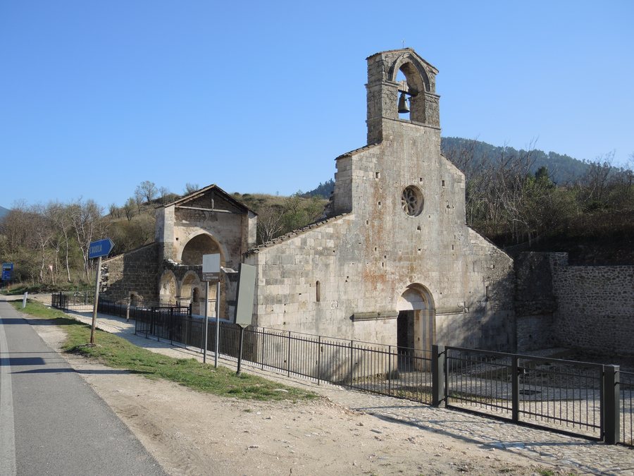 File:Bussi sul Tirino (PE) - Santa Maria di Cartignano 01.jpg