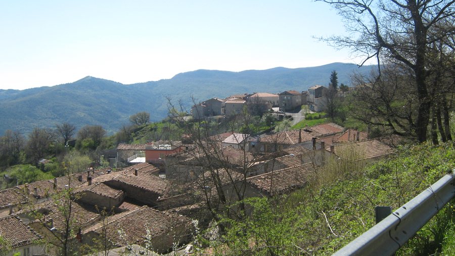 File:Farneta, village in Castroregio, Italy.jpg