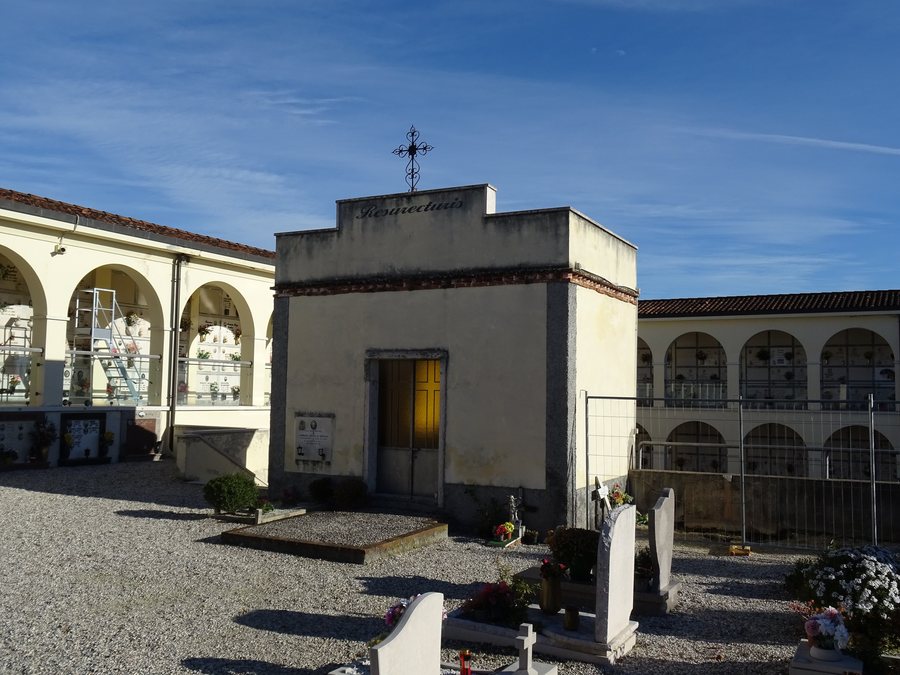 File:Cimitero di Pacengo - Cappella 01.jpg