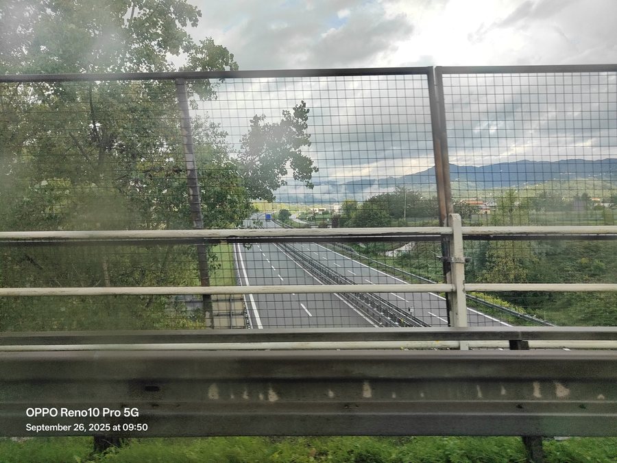 File:A12 from the bridge A12 aka Vara, Piano di Follo.jpg