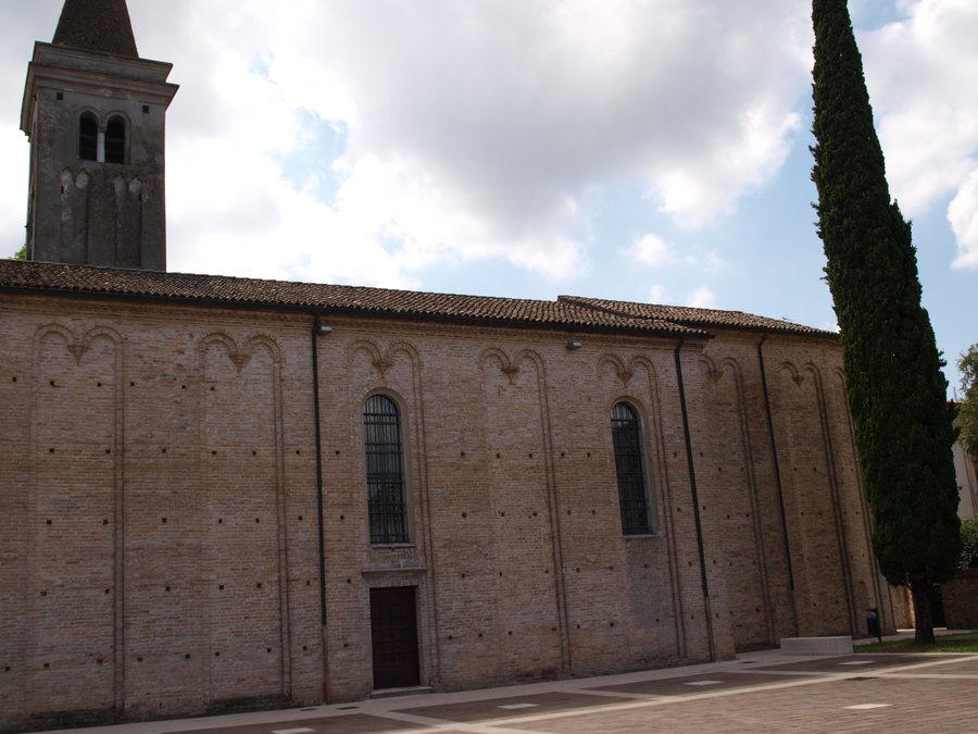 File:Chiesa di San Giovanni Battista, Meduna di Livenza - Parete esterna.jpg