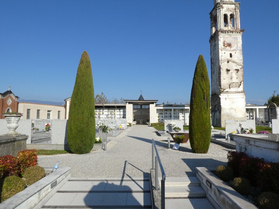 File:Cimitero di Longa 01.jpg