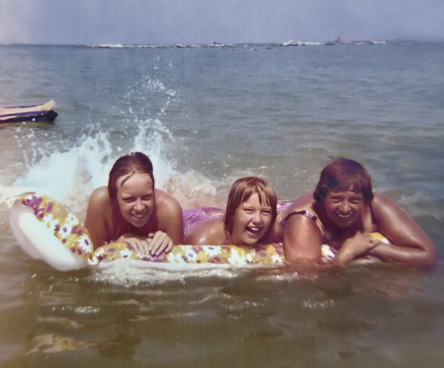 File:1974-07 Cattolica IT - Rie Wilma Lippens met luchtbed trappelen.jpg