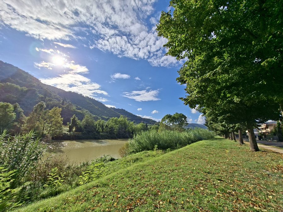 File:Camminamento sul Fiume Arno - Le Sieci - Pontassieve 10.jpg