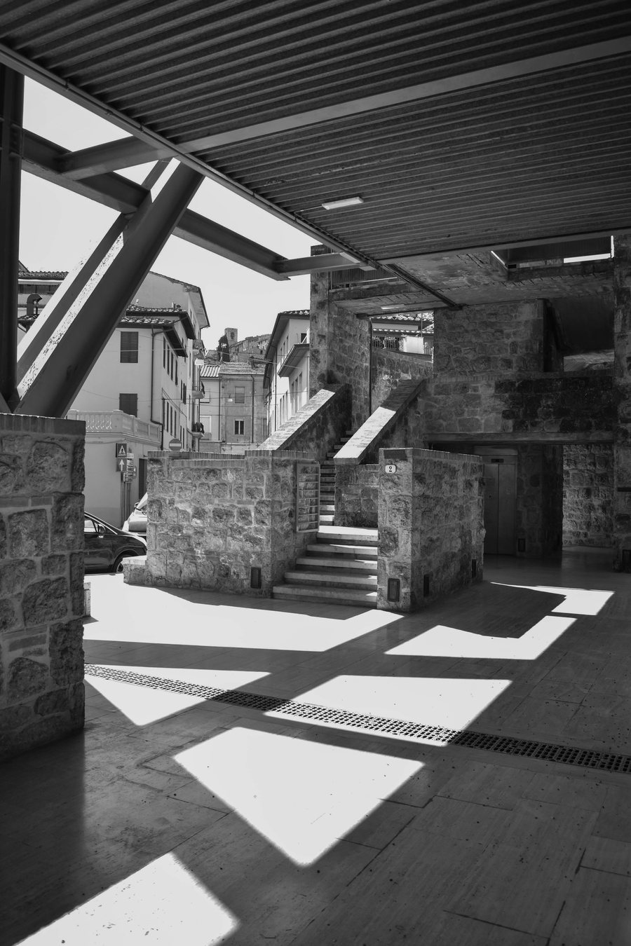 File:Palazzo del Monte dei Paschi di Siena (Colle Val d'Elsa), scala per il piano primo.jpg