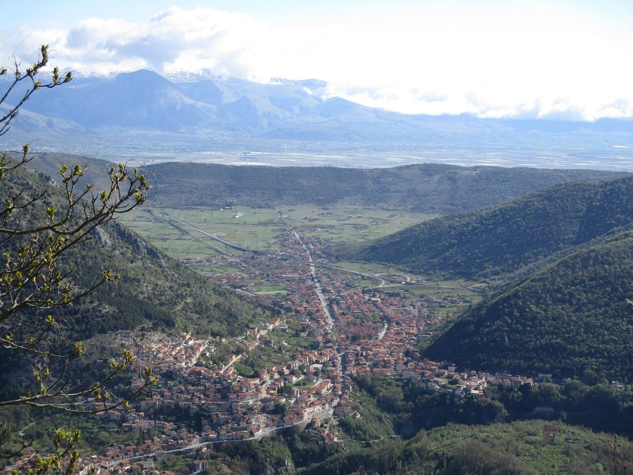 File:Capistrello dall'altopiano della Renga.jpg
