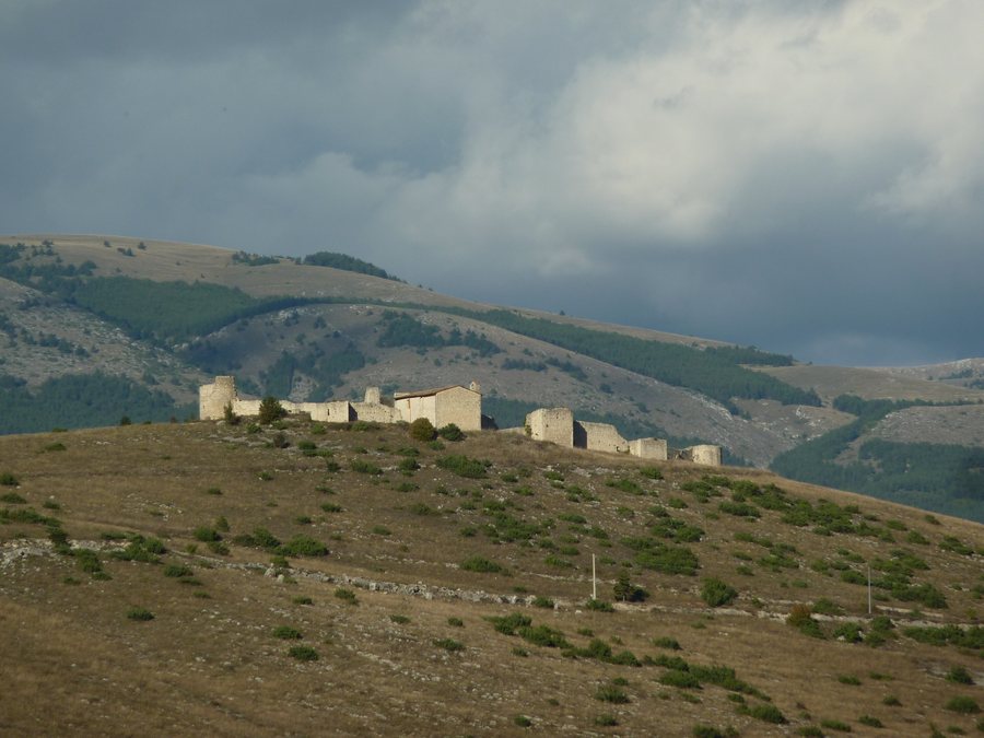 File:Sant'Eusanio Forconese (AQ) - Castello 01.JPG