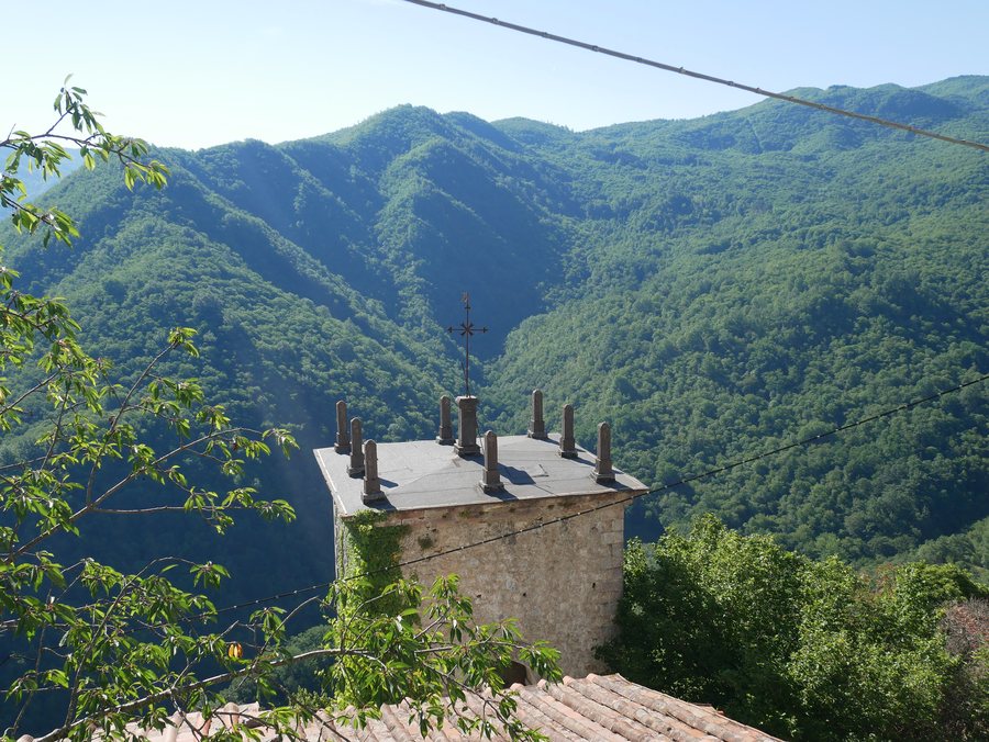 File:Bagni di Lucca, Lucchio, San Pietro, campanile da sopra.jpg