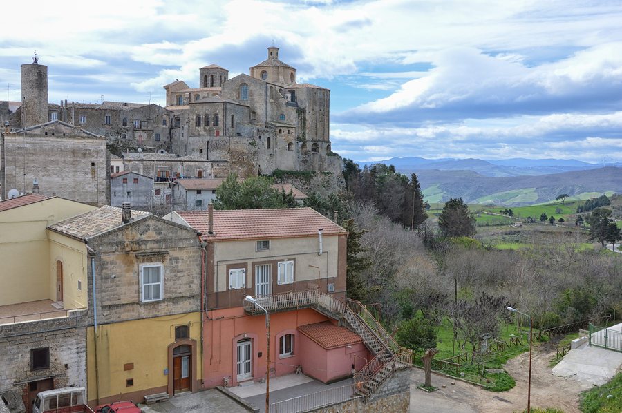 File:Irsina Mt.jpg