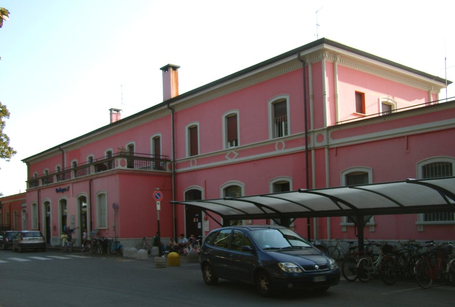 File:Stazione di Codogno latostrada.JPG