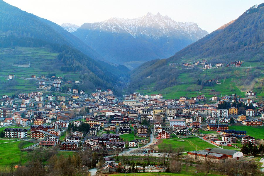 File:VEZZA D' OGLIO - panoramio.jpg