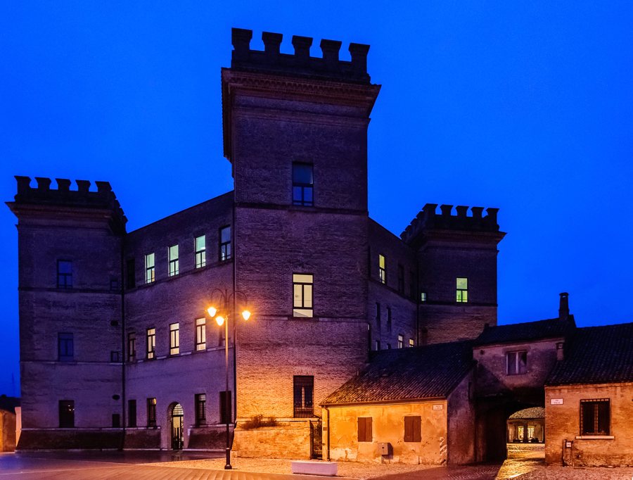 File:Mesola - Castello Estense nell'ora blu.jpg