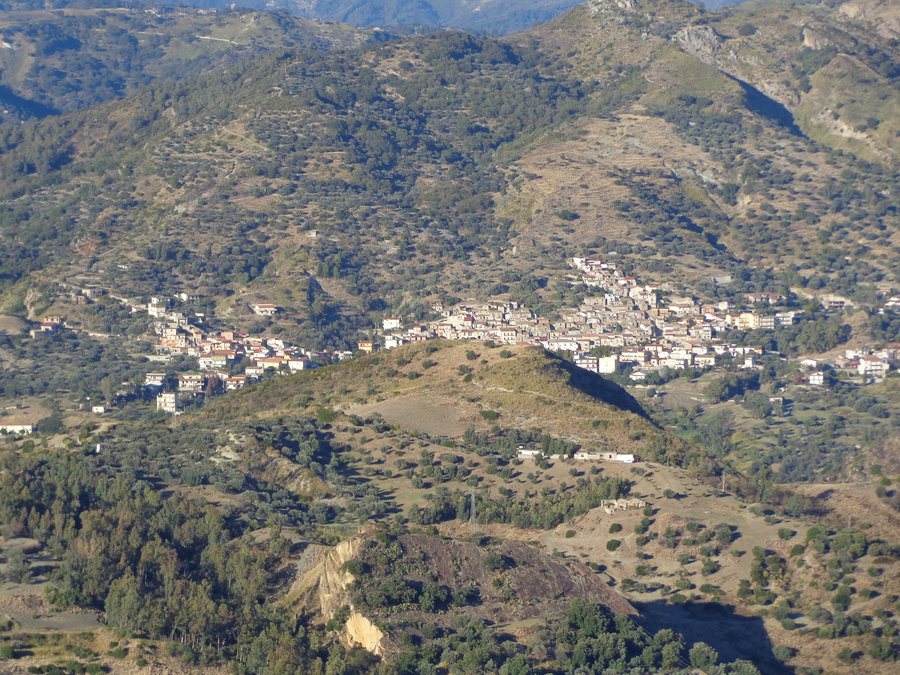 File:Panorama di Siderno Superiore da Gerace, Calabria 19 11 2023 12.jpg