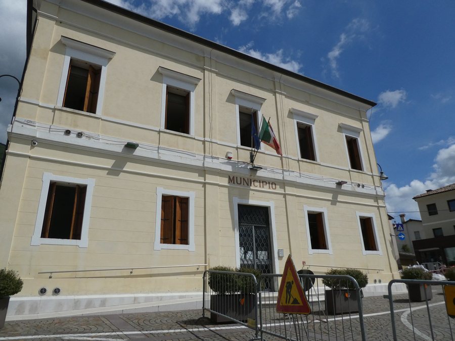 File:Borso del Grappa - Municipio.jpg