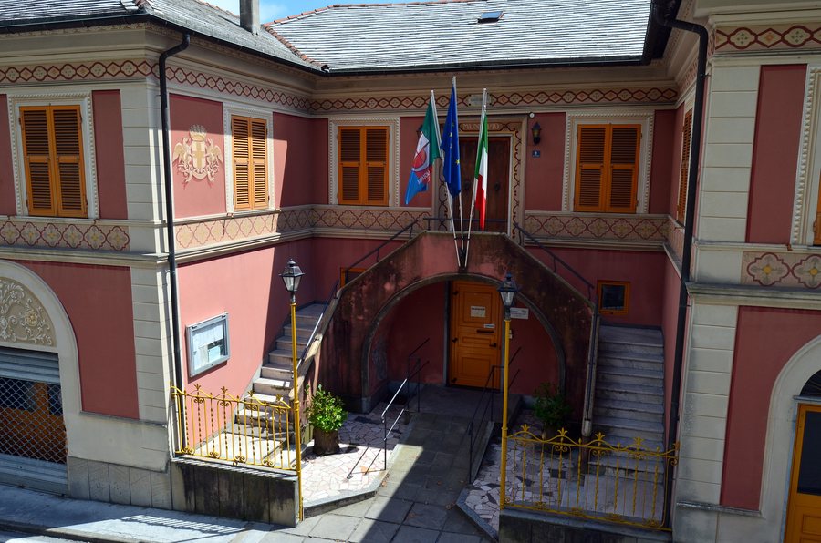 File:Uscio-municipio.jpg