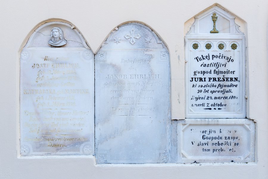 File:Malborghetto Valbruna Kirchenmauer Grabsteine 30032015 1286 1272.jpg
