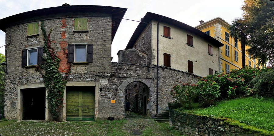 File:Castello di Carlazzo, west entrance.jpg
