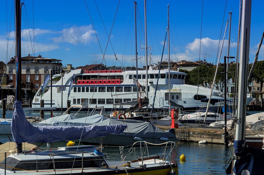 File:Andromeda ferry at the harbour in Desenzano del Garda, Italy.jpg