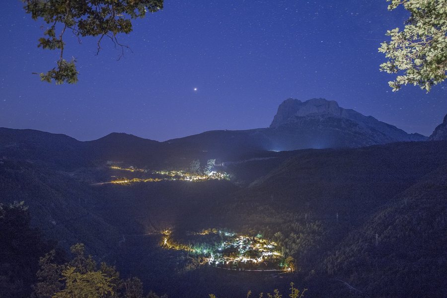 File:Pietracamela e Intermesoli. Notturno.jpg