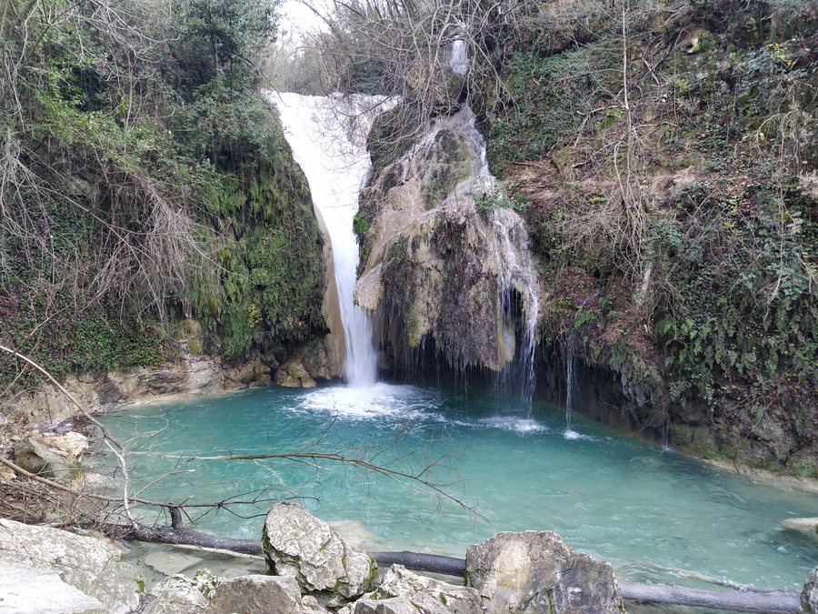 File:Prato, Rio Buti, pozza della Morte e cascata.jpg