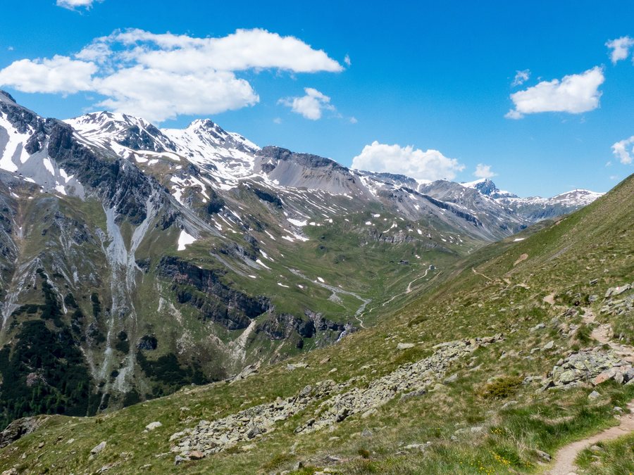 File:Blick zur Sesvennahütte zur Alten Pforzheimer Hütte - Schliniger Tal - Val Slingia - 160624 (28497128753).jpg
