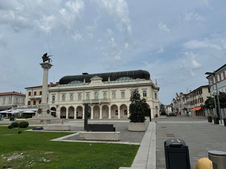 File:Piazzale dell'Unità d'Italia (Gradisca d'Isonzo).jpg