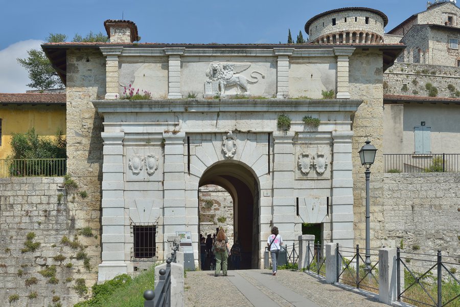 File:Brescia Castello fortificazioni ingresso 500esco.jpg