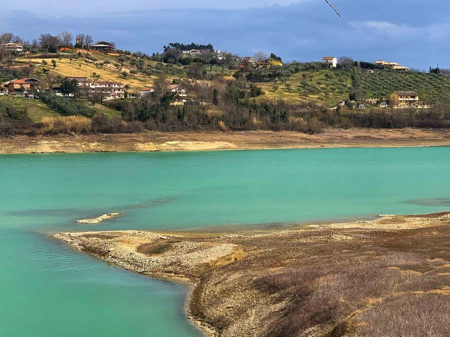 File:Lago di Penne in Abruzzo Italy.jpg