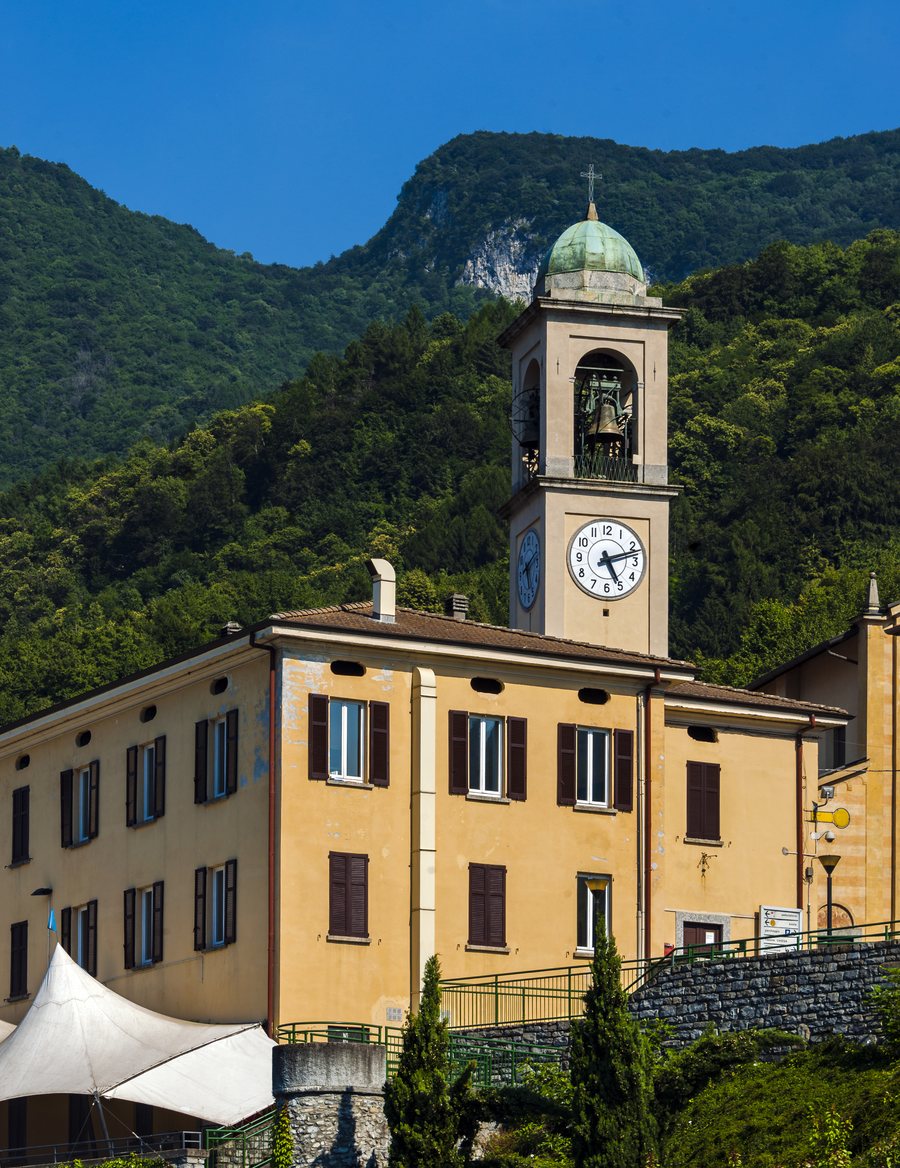 File:City hall and church tower, Lezzeno.jpg