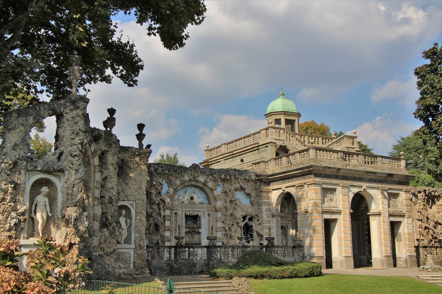File:Lainate - Villa Visconti Borromeo Arese Litta - Il Ninfeo.JPG