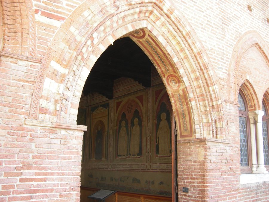 File:Abbazia Pomposa ingresso sala capitolo.JPG