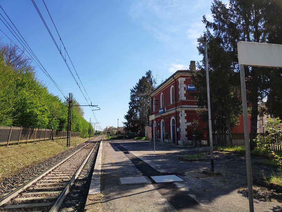 File:Sorgà - frazione Bonferraro - stazione ferroviaria - binario.jpg