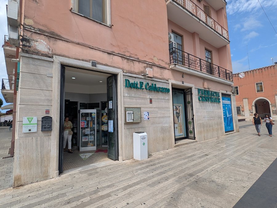 File:Farmacia Centrale, Corso della Repubblica 190, Cisterna di Latina.jpg