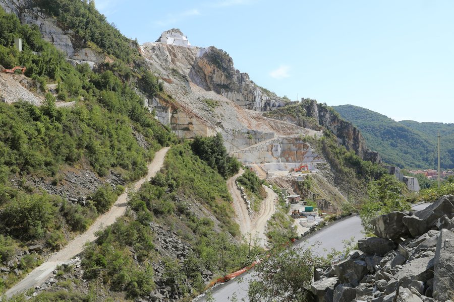 File:Carrara, colonnata, cava vista da via miseglia fantiscritti.jpg