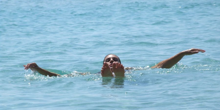 File:Swimming in the Sea - Fontane Bianche Siracusa Italy - Creative Commons by gnuckx (3628864986).jpg