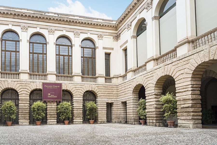 File:Palazzo Thiene (Vicenza) - courtyard.jpg