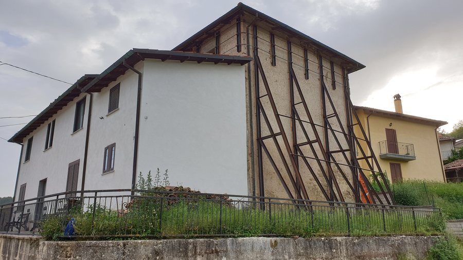 File:Busci, Montereale AQ - chiesa del Santissimo Salvatore 05.jpg