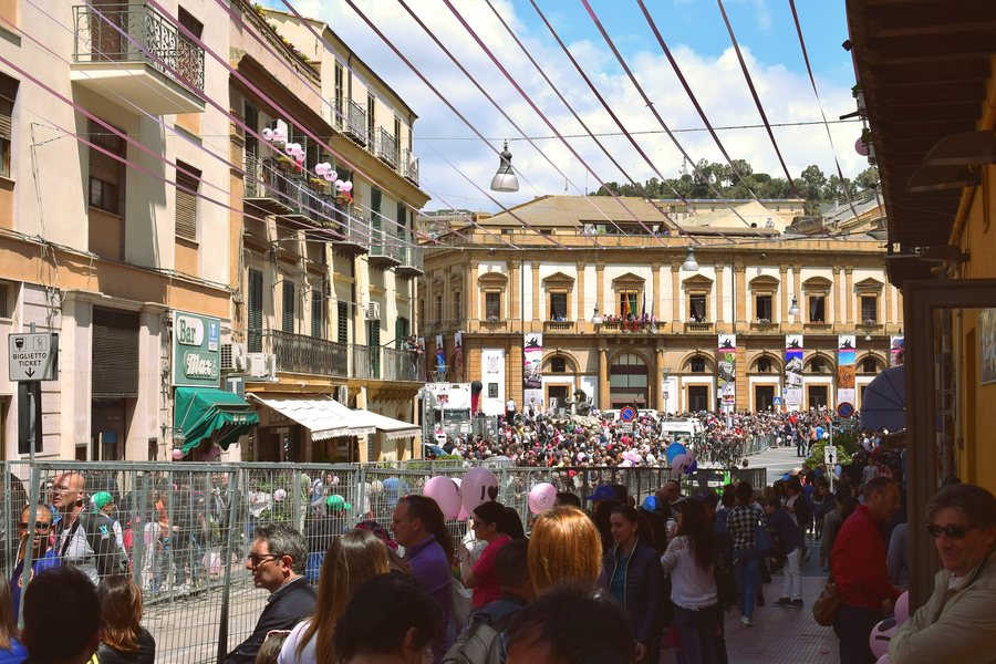 File:Piazza Garibaldi Caltanissetta - Giro d'Italia 2018.jpg