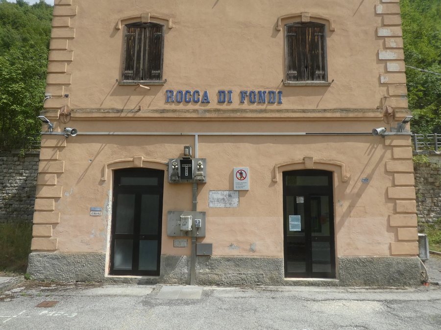 File:Stazione di Rocca di Fondi 02.jpg