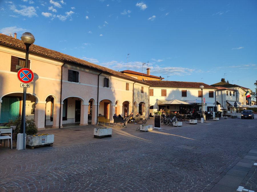 File:Meolo (Venezia) p.zza Martiri della libertà.jpg