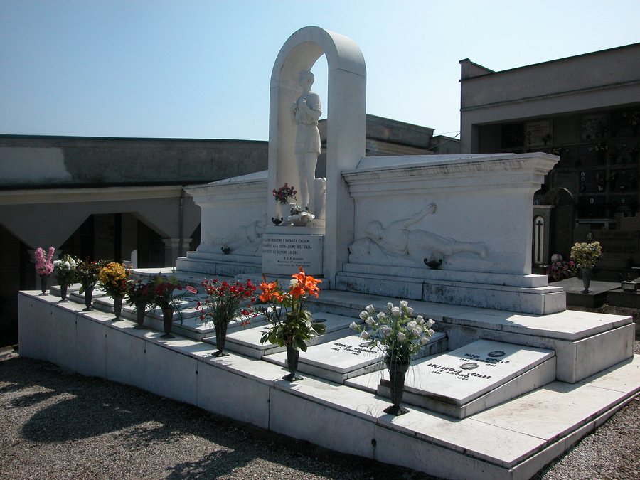 File:Monumento ai Caduti Montù Beccaria.jpg