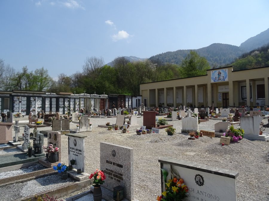 File:Cimitero di Seren del Grappa 02.jpg