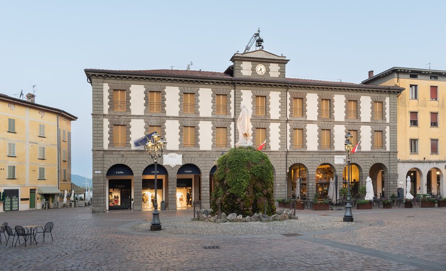 File:Town hall of Iseo (1).jpg