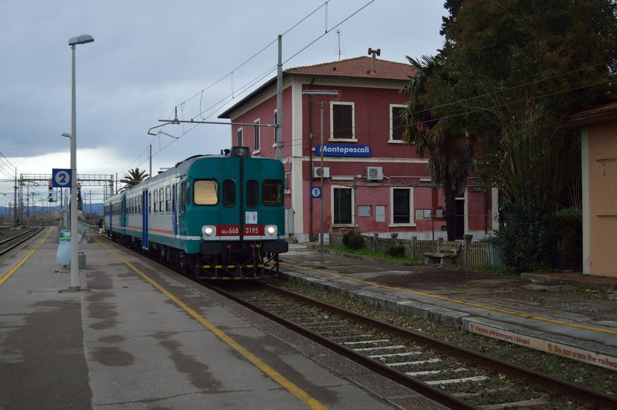 File:Montepescali - stazione ferroviaria - ALn 668.jpg