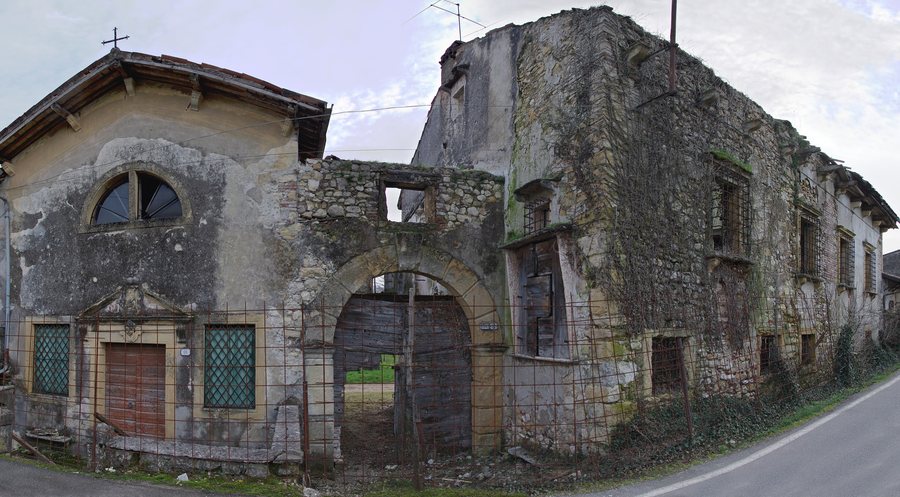File:03 2014 Pedemonte, Contrada Lenguin (San Pietro in Cariano VR ITALY) STOP speculazione edilizia-casa padronale e cappella in rovina-16 secolo circa-panorama2-K-5 II-Tamron SP AF 17-50mm F2, 8- photo Paolo Villa.jpg
