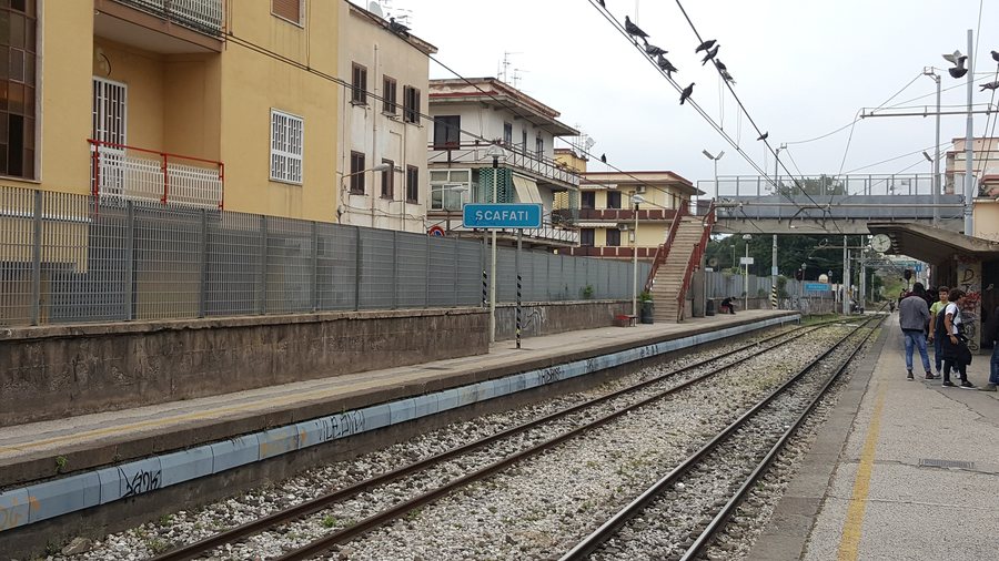 File:Stazione di Scafati Circumvesuviana - banchine.jpg