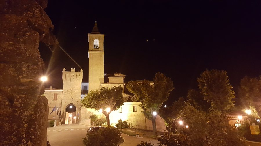 File:Saludecio di notte.jpg