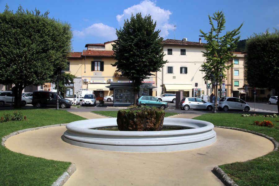 File:Piazza della Repubblica (Dicomano) 01.jpg