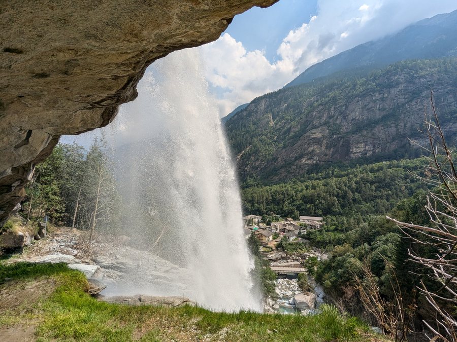 File:Cascata di Noasca dietro.jpg