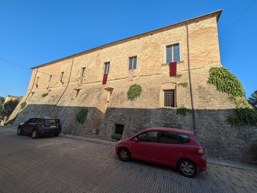 File:Palazzo Della Rovere (Montebello) 10.jpg